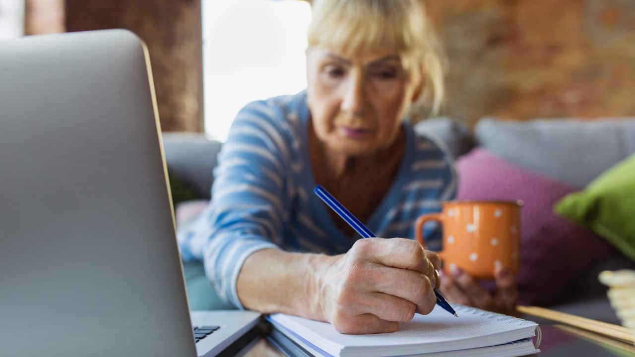 Senior-Friendly Features to Look for in Self-Paced Online Courses